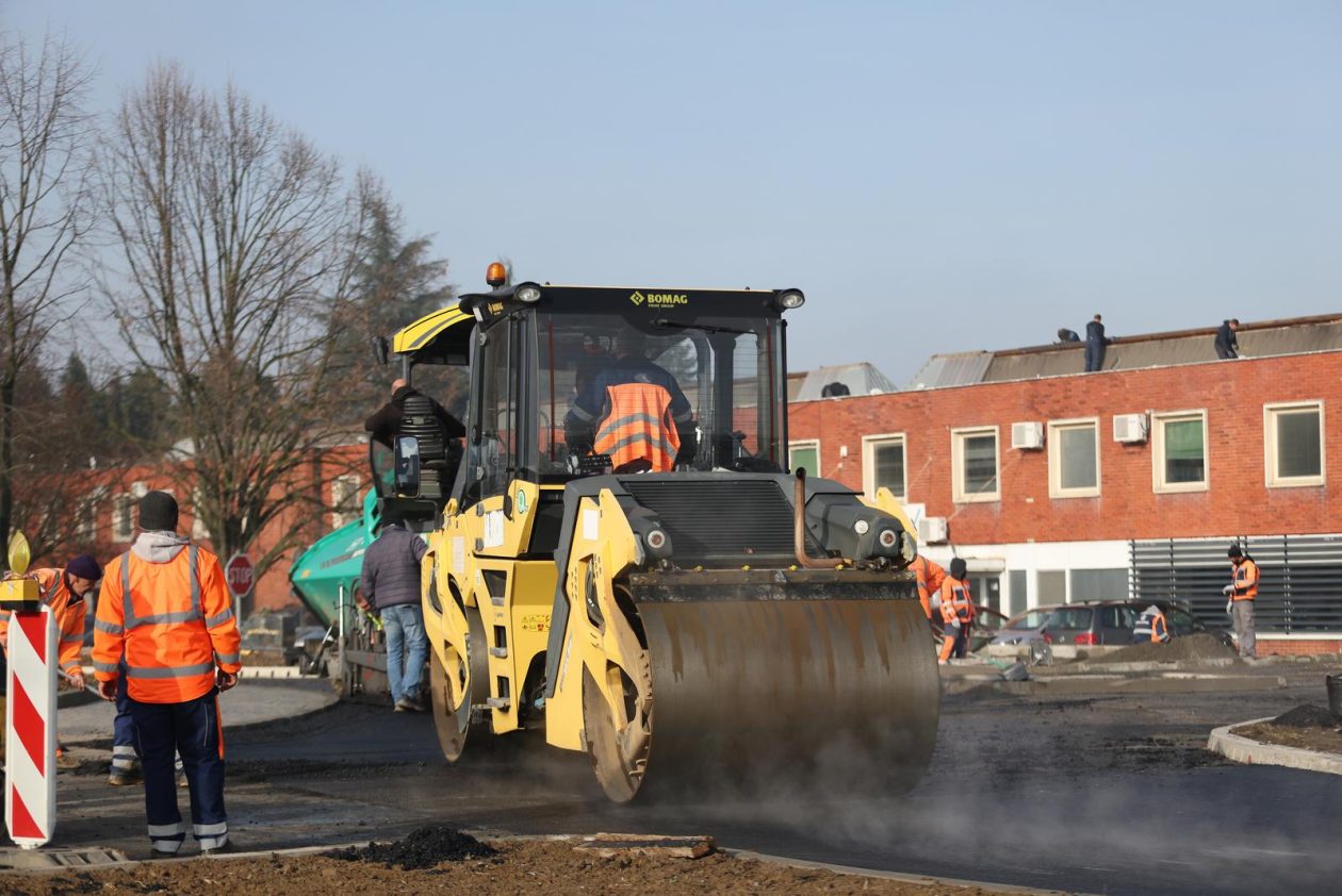 Osijek: Asfaltiranje novog kružnog toka kod istočnog ulaza u grad Osijek: Asfaltiranje novog kružnog toka kod istočnog ulaza u grad