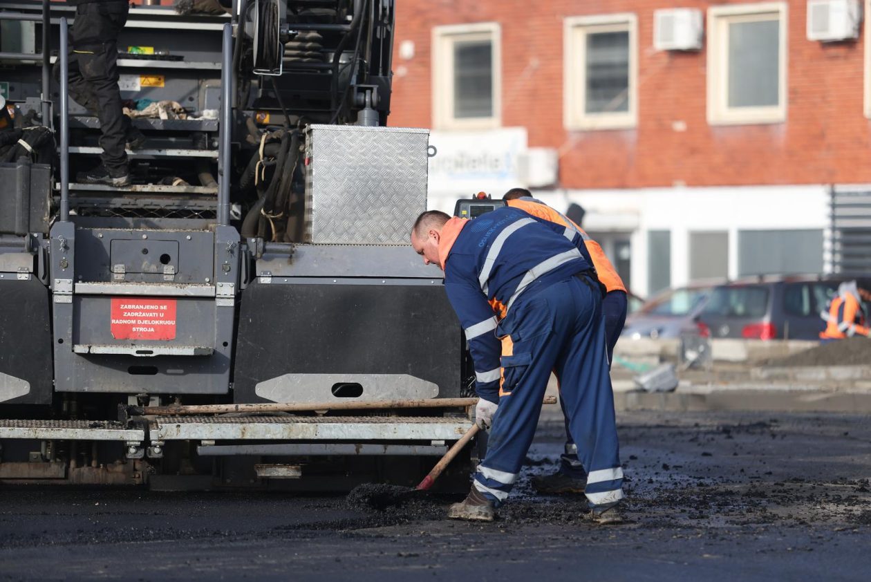 Osijek: Asfaltiranje novog kružnog toka kod istočnog ulaza u grad Osijek: Asfaltiranje novog kružnog toka kod istočnog ulaza u grad