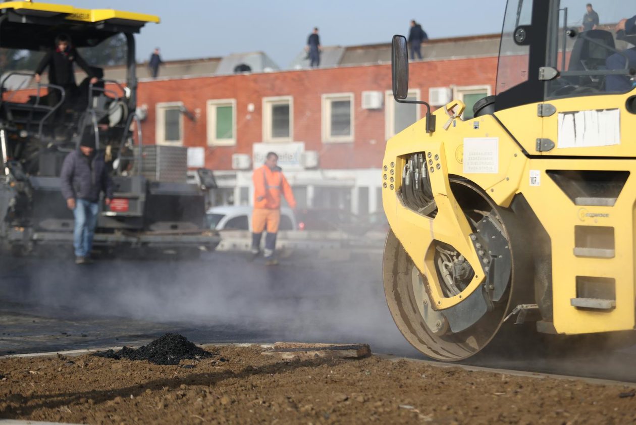 Osijek: Asfaltiranje novog kružnog toka kod istočnog ulaza u grad Osijek: Asfaltiranje novog kružnog toka kod istočnog ulaza u grad