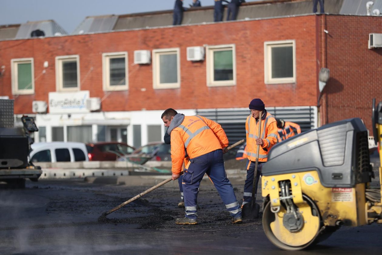 Osijek: Asfaltiranje novog kružnog toka kod istočnog ulaza u grad Osijek: Asfaltiranje novog kružnog toka kod istočnog ulaza u grad