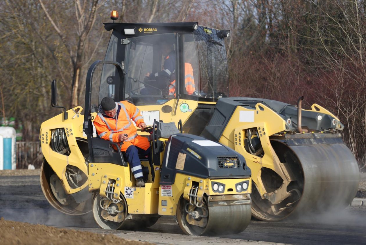 Osijek: Asfaltiranje novog kružnog toka kod istočnog ulaza u grad Osijek: Asfaltiranje novog kružnog toka kod istočnog ulaza u grad