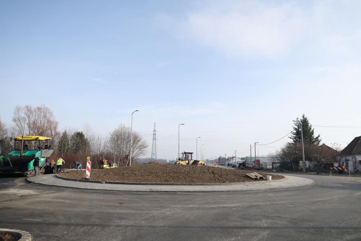 Osijek: Asfaltiranje novog kružnog toka kod istočnog ulaza u grad Osijek: Asfaltiranje novog kružnog toka kod istočnog ulaza u grad