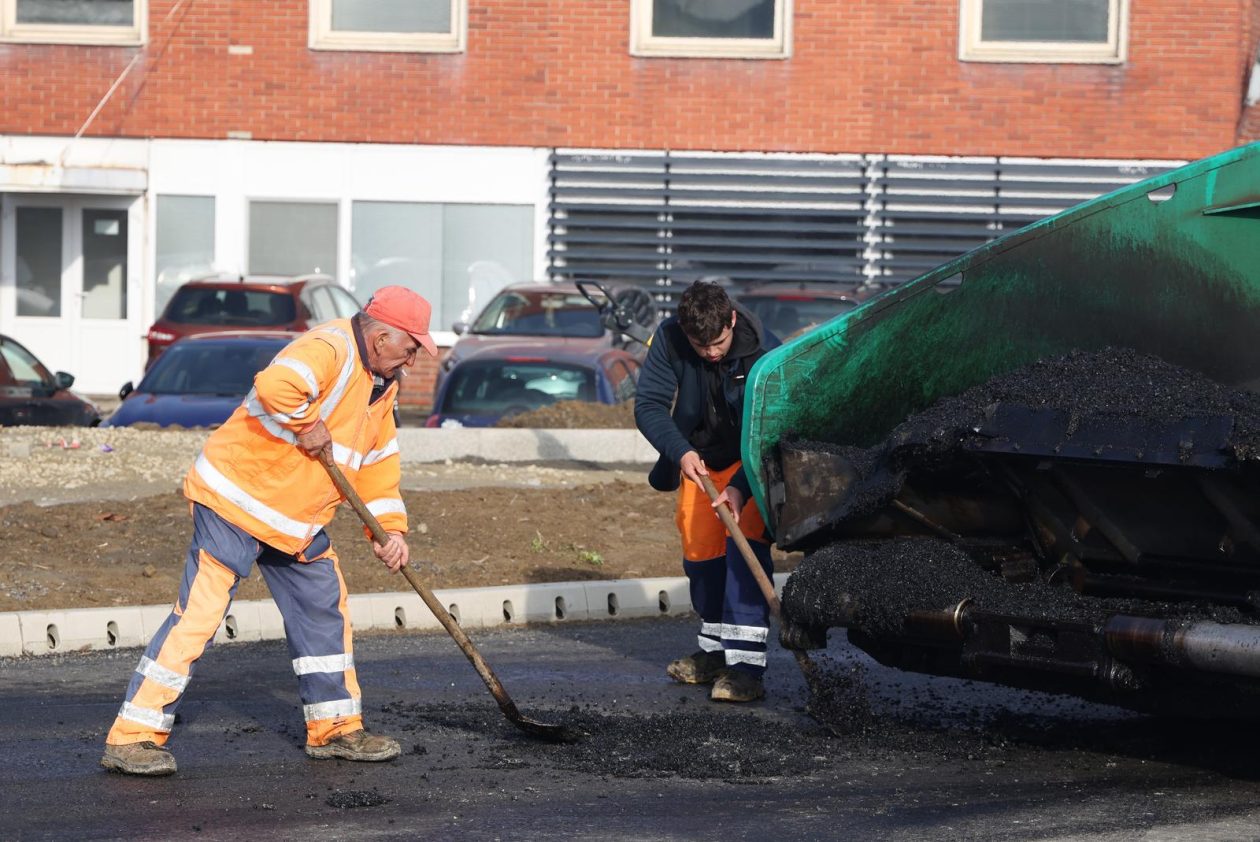 Osijek: Asfaltiranje novog kružnog toka kod istočnog ulaza u grad Osijek: Asfaltiranje novog kružnog toka kod istočnog ulaza u grad