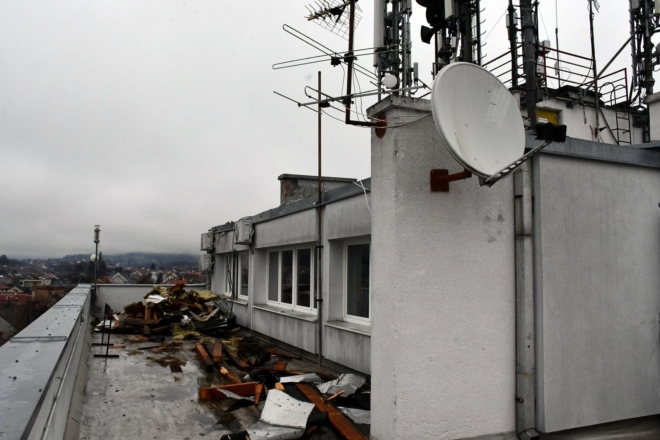 Nova Gradiška: Vjetar odnio dio krova zgrade gradske Uprave
