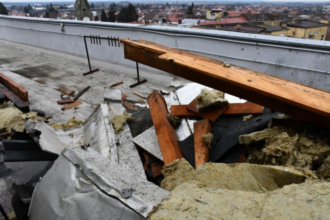 Nova Gradiška: Vjetar odnio dio krova zgrade gradske Uprave