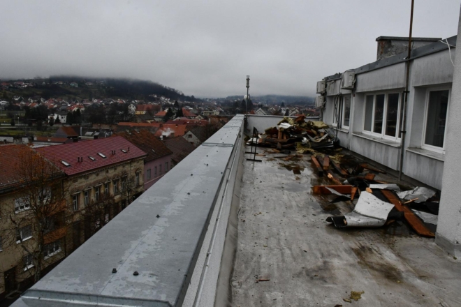 Nova Gradiška: Vjetar odnio dio krova zgrade gradske Uprave