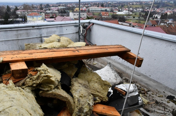 Nova Gradiška: Vjetar odnio dio krova zgrade gradske Uprave