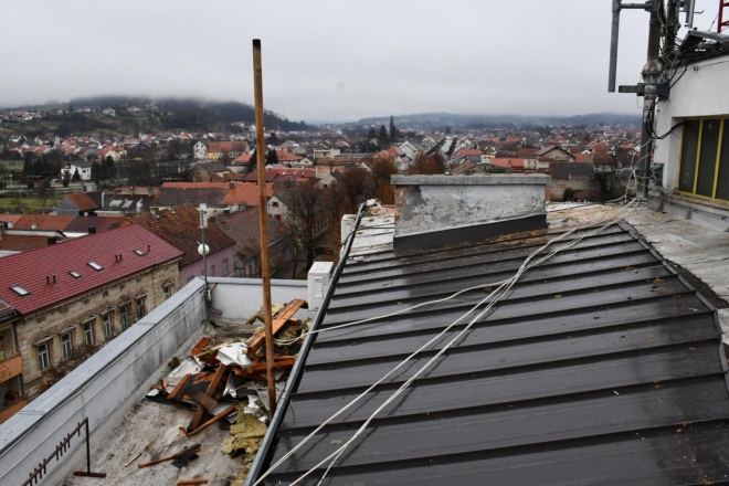 Nova Gradiška: Vjetar odnio dio krova zgrade gradske Uprave