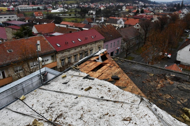 Nova Gradiška: Vjetar odnio dio krova zgrade gradske Uprave