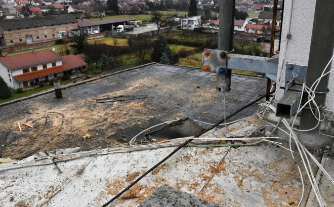 Nova Gradiška: Vjetar odnio dio krova zgrade gradske Uprave