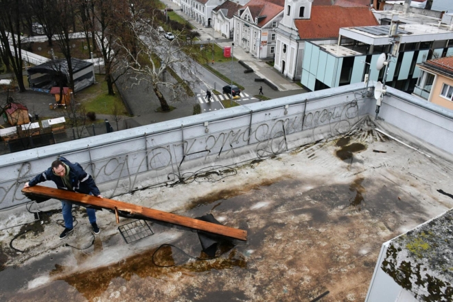 Nova Gradiška: Vjetar odnio dio krova zgrade gradske Uprave