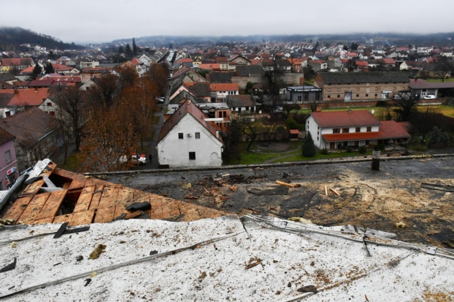 Nova Gradiška: Vjetar odnio dio krova zgrade gradske Uprave