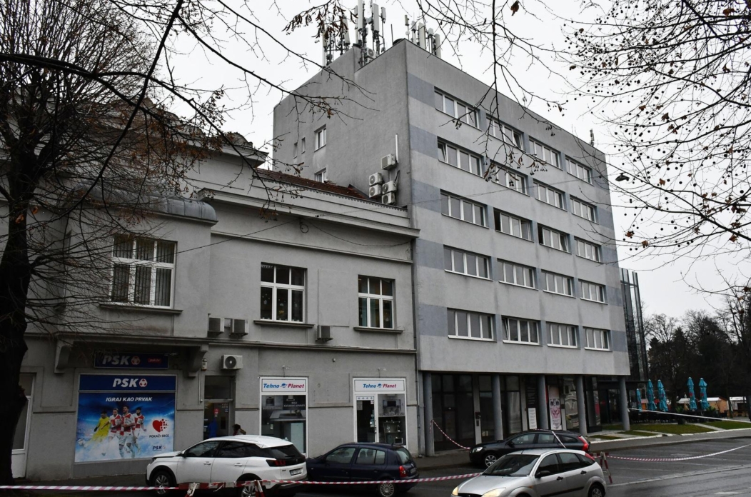 Nova Gradiška: Vjetar odnio dio krova zgrade gradske Uprave