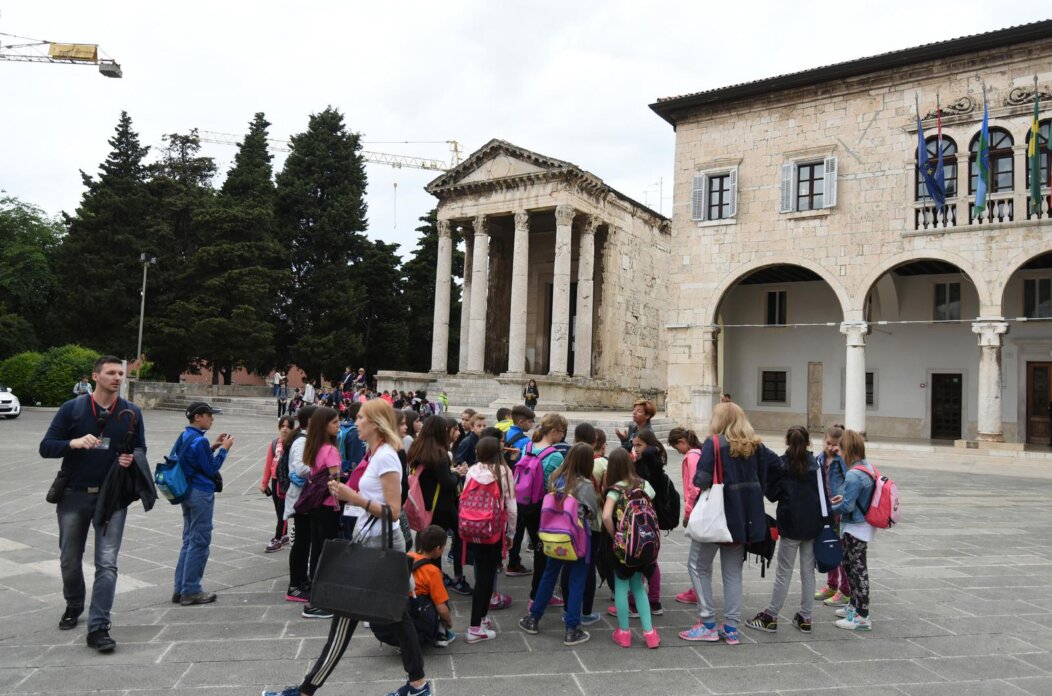 Pula: Unato? loem vremenu grad prepun turista koji obilaze gradske znamenitosti