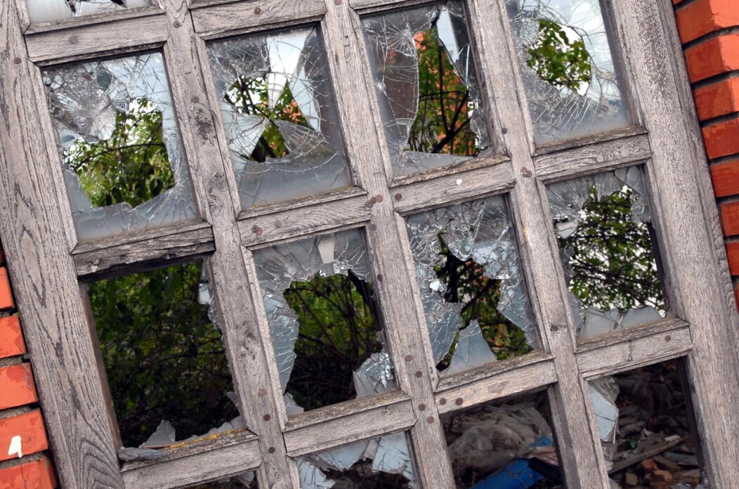 razbijen prozor staklo razbijen prozor staklo