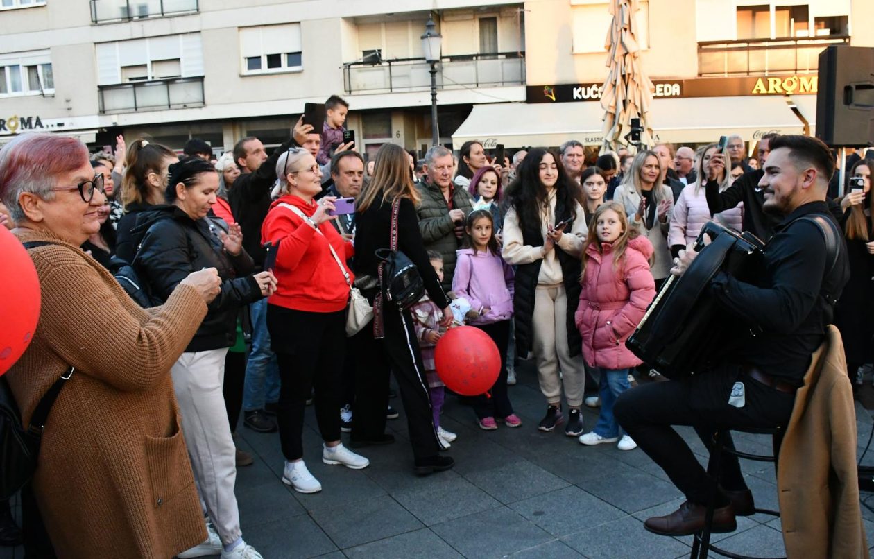 Slavonski Brod: Oproštaj od preminulog pjevača Halida Bešlića na Korzu