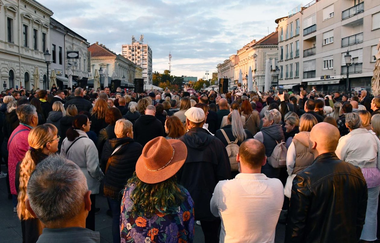 Slavonski Brod: Oproštaj od preminulog pjevača Halida Bešlića na Korzu