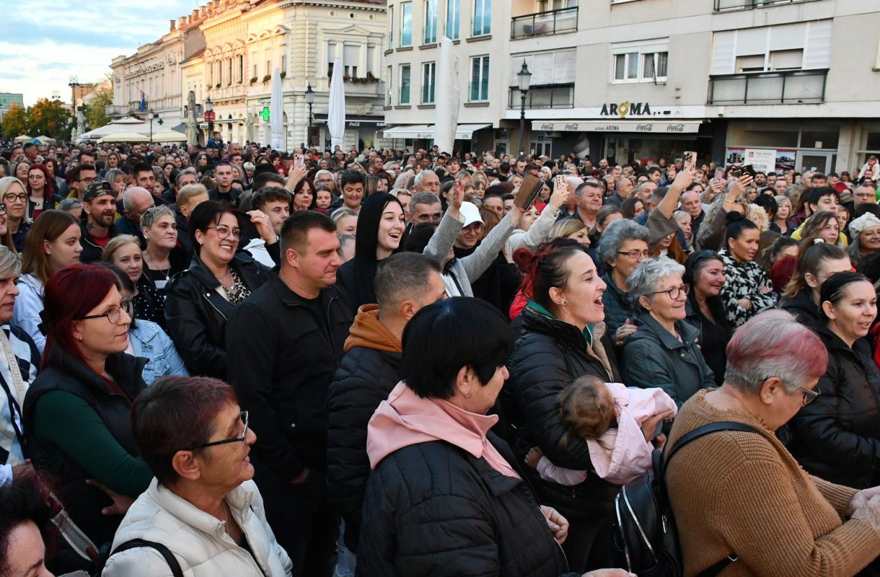 Slavonski Brod: Oproštaj od preminulog pjevača Halida Bešlića na Korzu