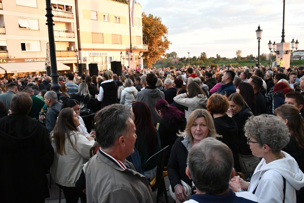 Slavonski Brod: Oproštaj od preminulog pjevača Halida Bešlića na Korzu
