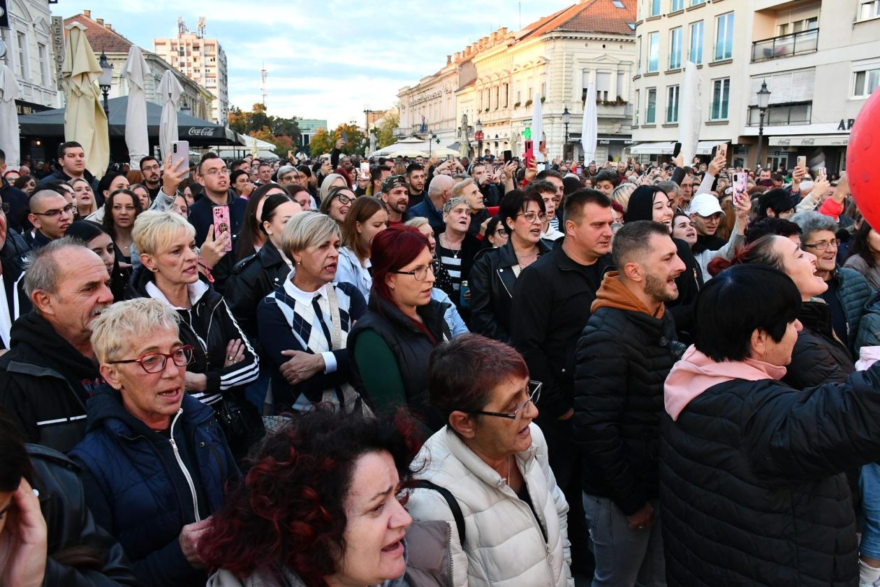 Slavonski Brod: Oproštaj od preminulog pjevača Halida Bešlića na Korzu