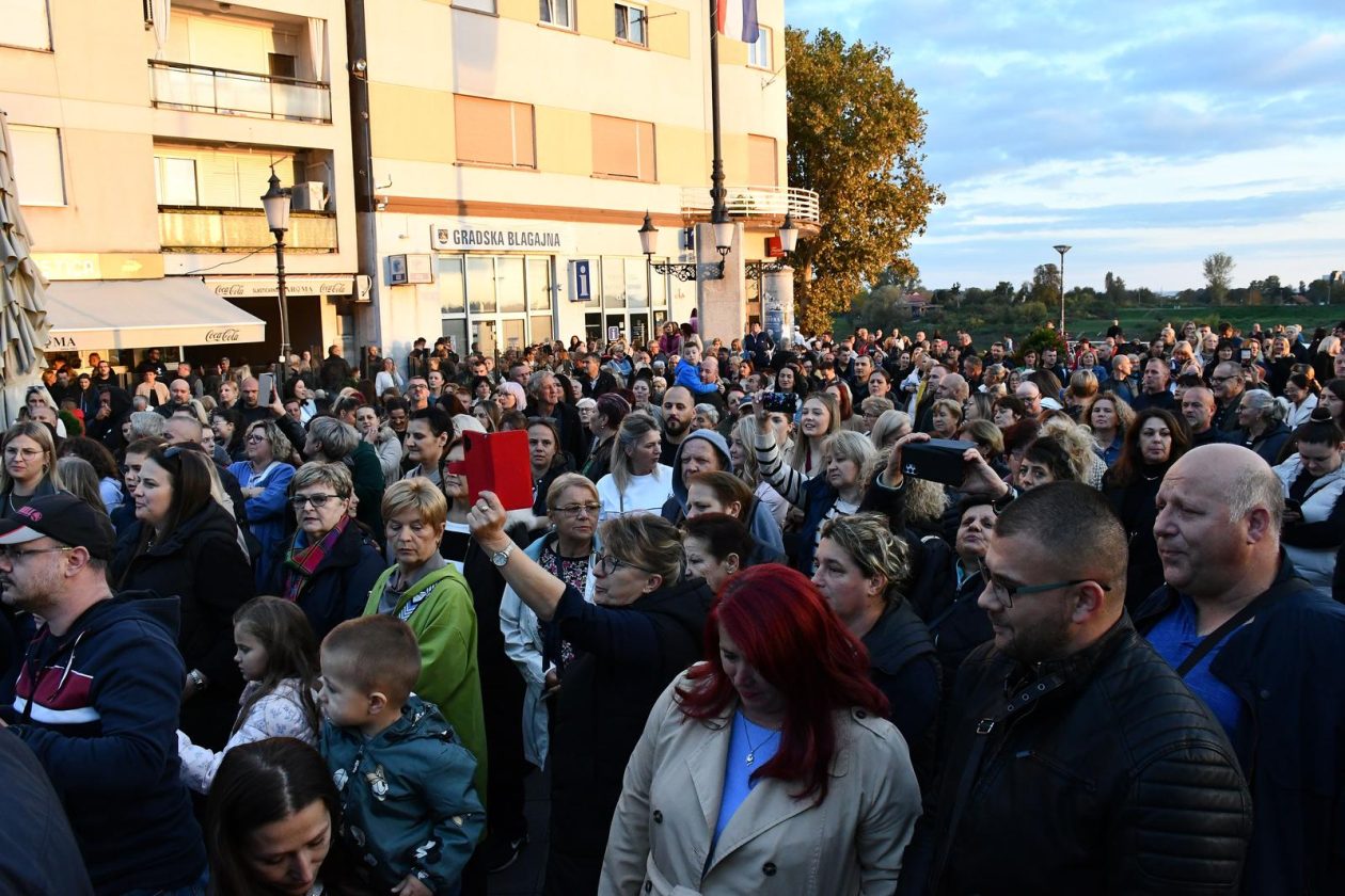 Slavonski Brod: Oproštaj od preminulog pjevača Halida Bešlića na Korzu