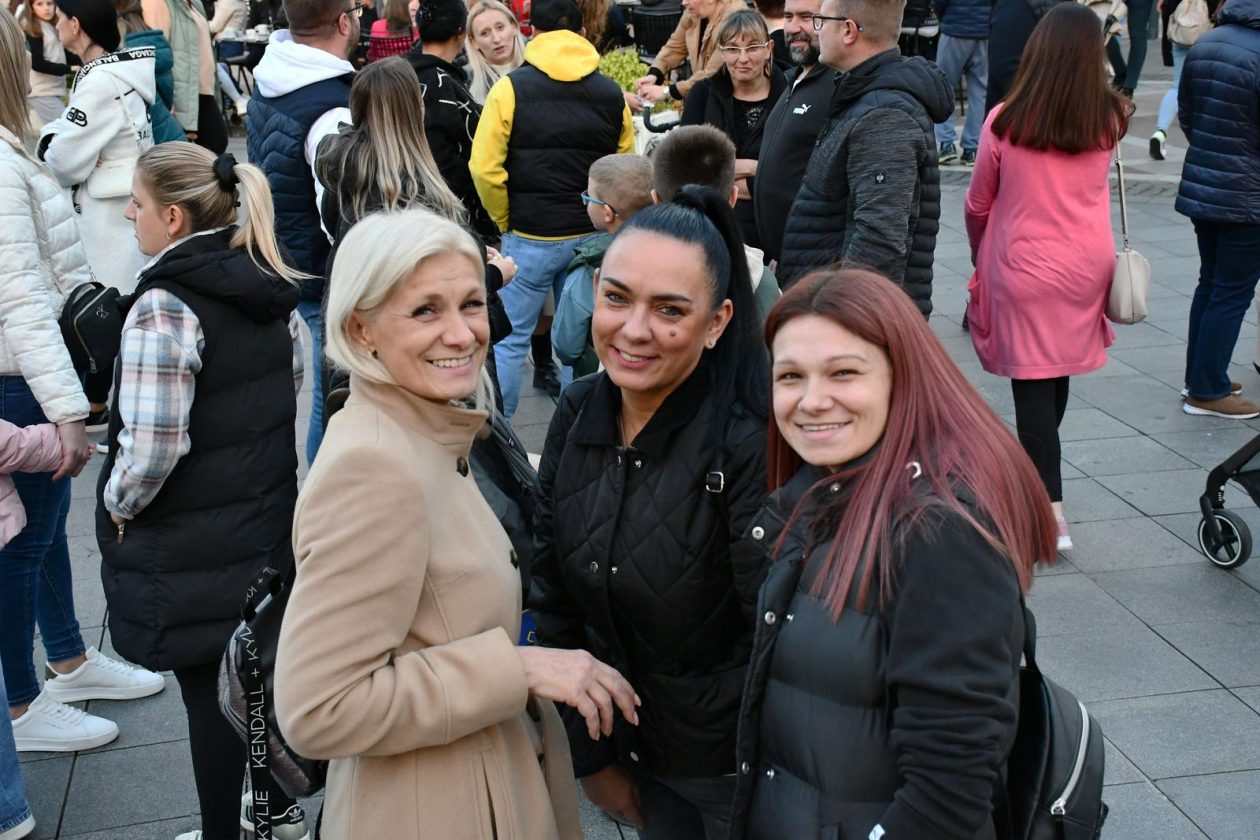 Slavonski Brod: Oproštaj od preminulog pjevača Halida Bešlića na Korzu