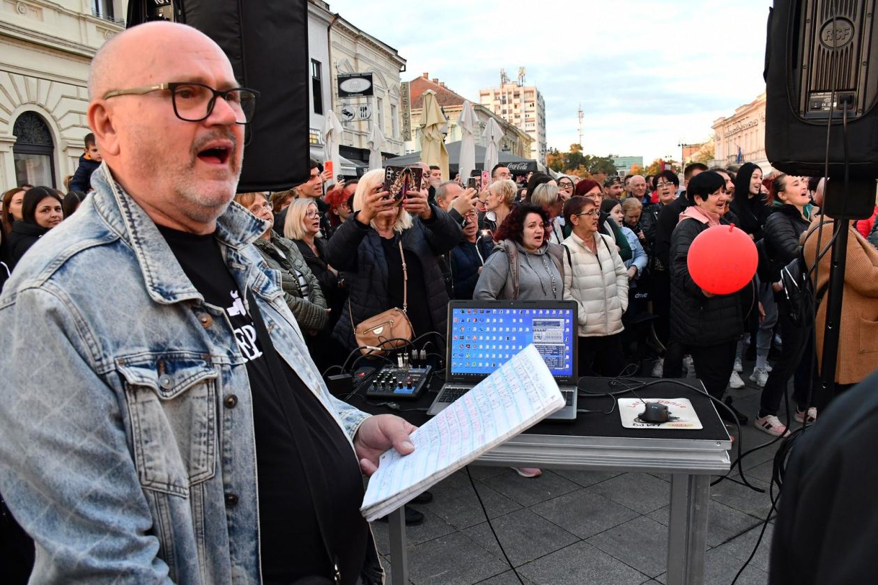 Slavonski Brod: Oproštaj od preminulog pjevača Halida Bešlića na Korzu