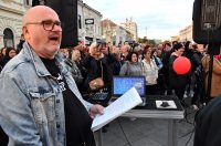 Slavonski Brod: Oproštaj od preminulog pjevača Halida Bešlića na Korzu