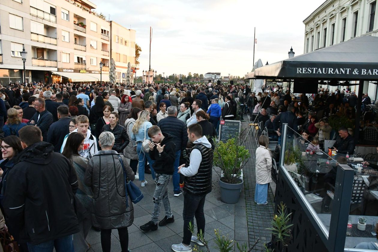 Slavonski Brod: Oproštaj od preminulog pjevača Halida Bešlića na Korzu