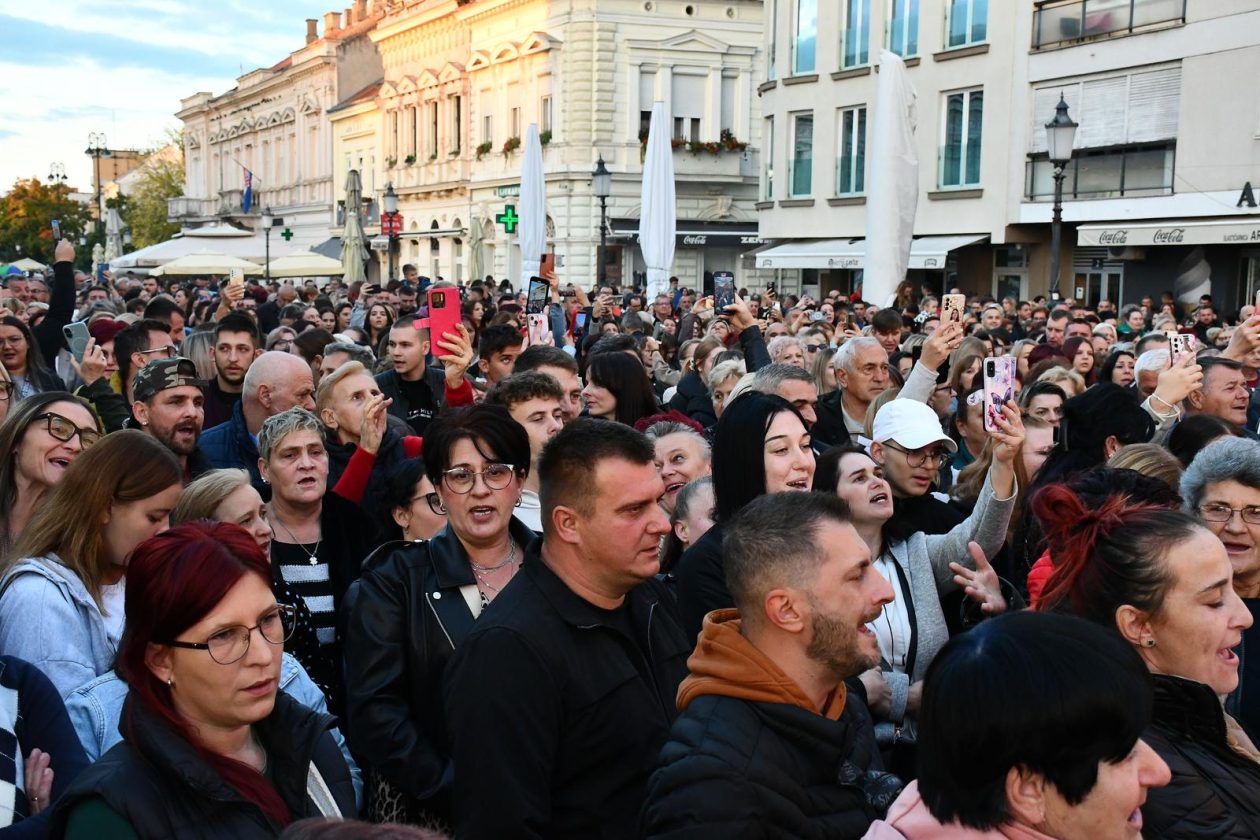 Slavonski Brod: Oproštaj od preminulog pjevača Halida Bešlića na Korzu