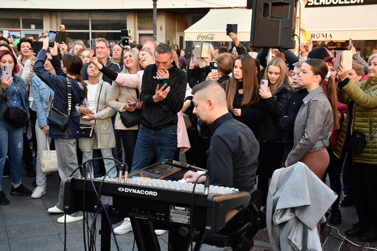 Slavonski Brod: Oproštaj od preminulog pjevača Halida Bešlića na Korzu