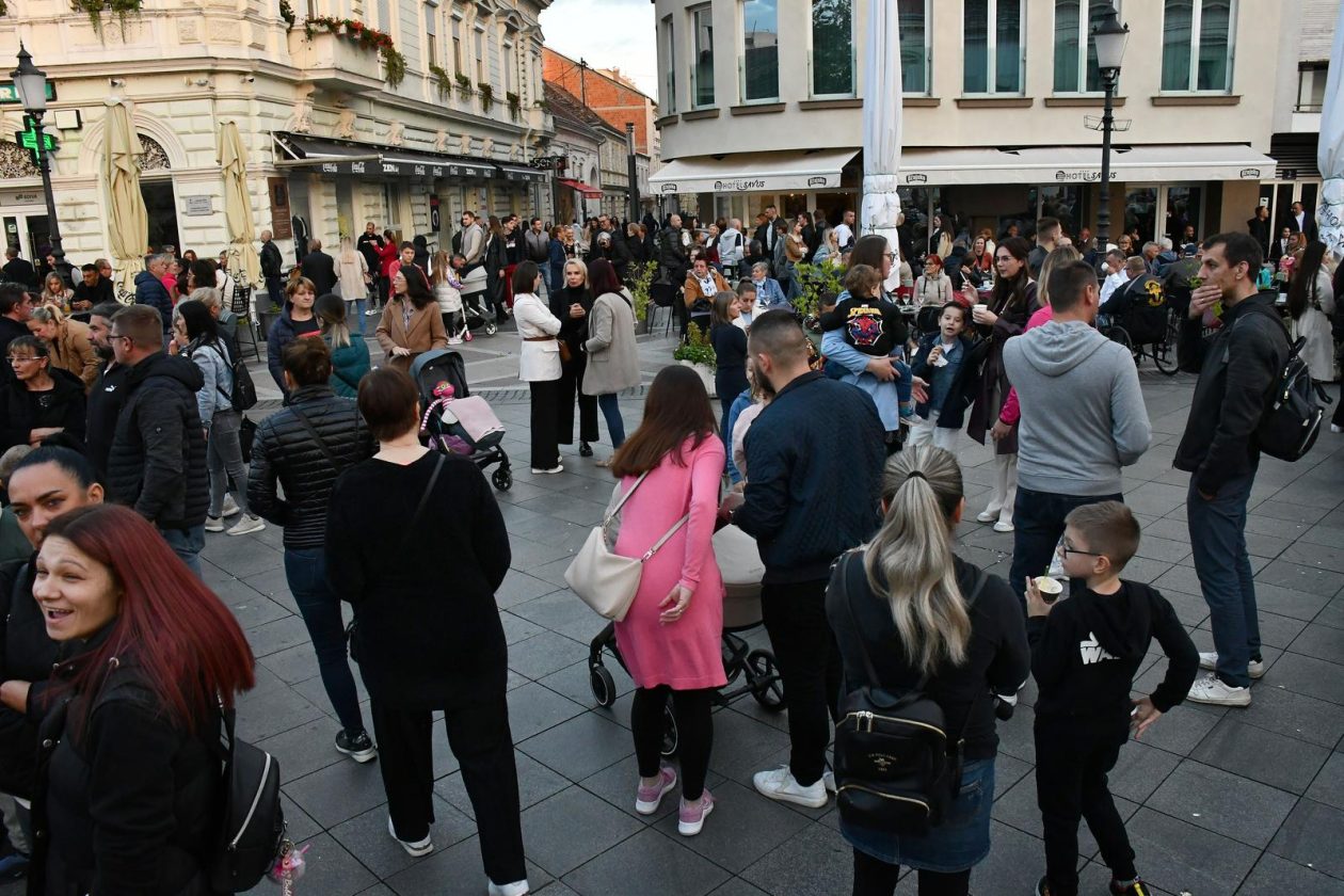 Slavonski Brod: Oproštaj od preminulog pjevača Halida Bešlića na Korzu