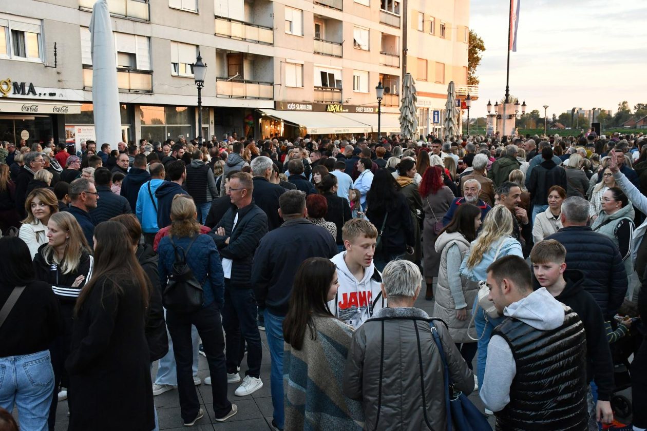 Slavonski Brod: Oproštaj od preminulog pjevača Halida Bešlića na Korzu