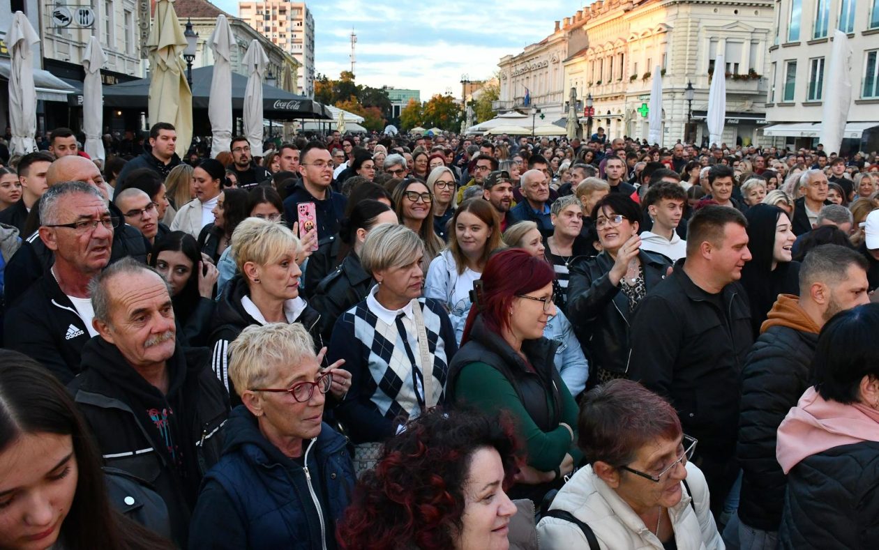 Slavonski Brod: Oproštaj od preminulog pjevača Halida Bešlića na Korzu