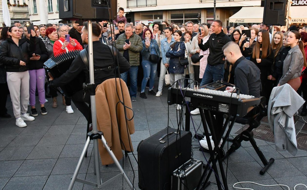 Slavonski Brod: Oproštaj od preminulog pjevača Halida Bešlića na Korzu