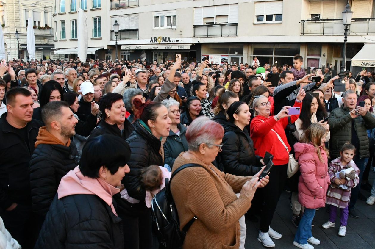 Slavonski Brod: Oproštaj od preminulog pjevača Halida Bešlića na Korzu