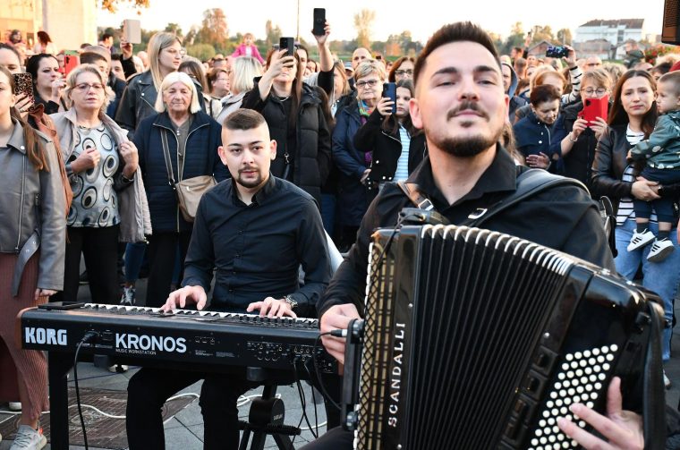 Slavonski Brod: Oproštaj od preminulog pjevača Halida Bešlića na Korzu