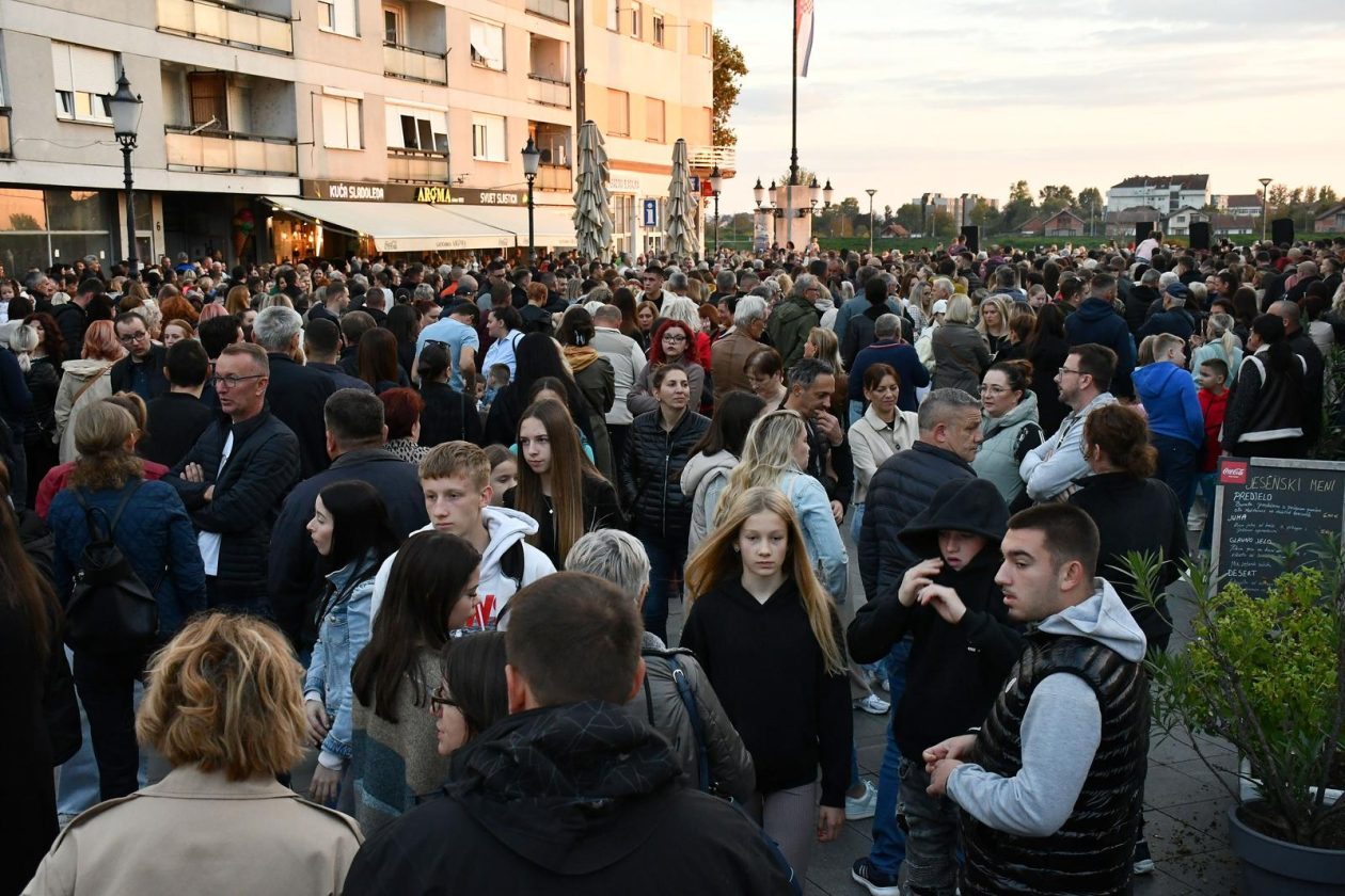 Slavonski Brod: Oproštaj od preminulog pjevača Halida Bešlića na Korzu