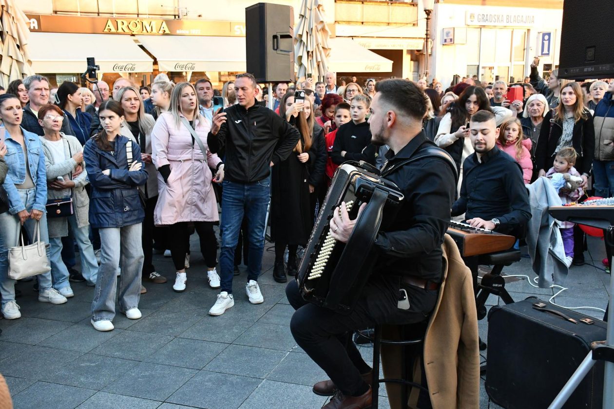 Slavonski Brod: Oproštaj od preminulog pjevača Halida Bešlića na Korzu