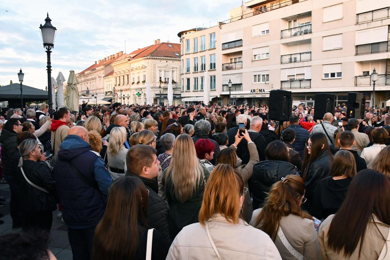 Slavonski Brod: Oproštaj od preminulog pjevača Halida Bešlića na Korzu