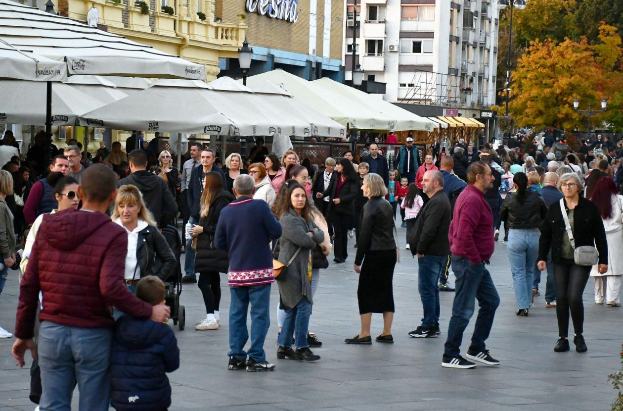 Slavonski Brod: Oproštaj od preminulog pjevača Halida Bešlića na Korzu