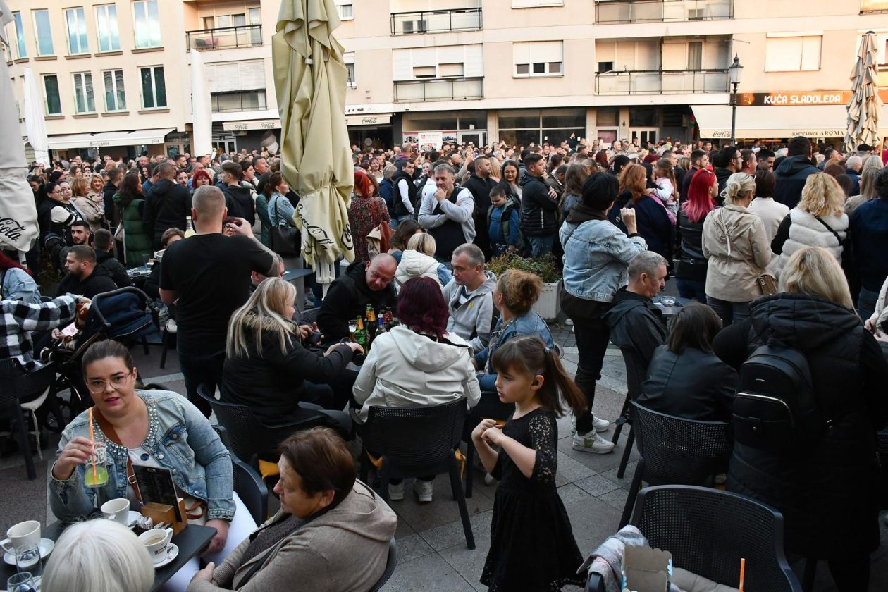Slavonski Brod: Oproštaj od preminulog pjevača Halida Bešlića na Korzu
