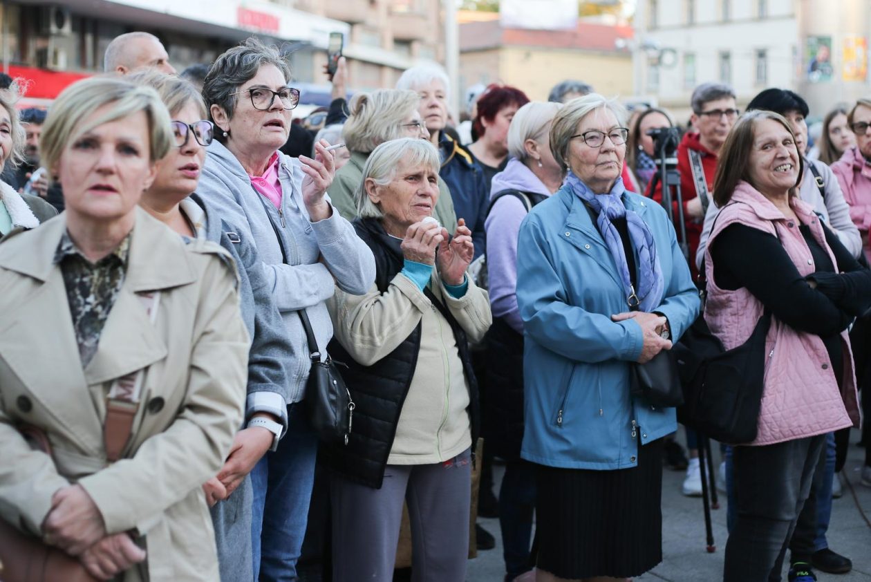 Građani Osijeka okupili se u čast pjevača Halida Bešlića