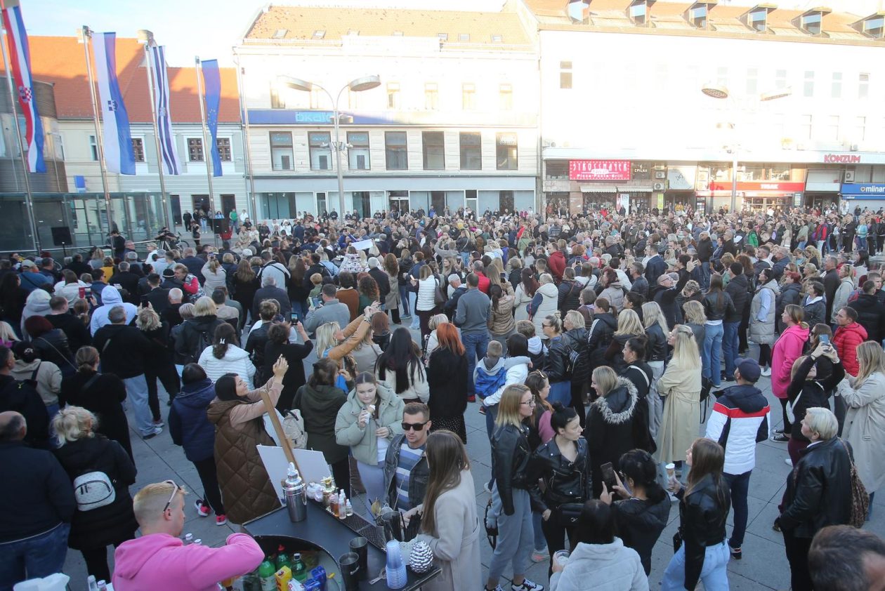 Građani Osijeka okupili se u čast pjevača Halida Bešlića