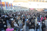 Građani Osijeka okupili se u čast pjevača Halida Bešlića