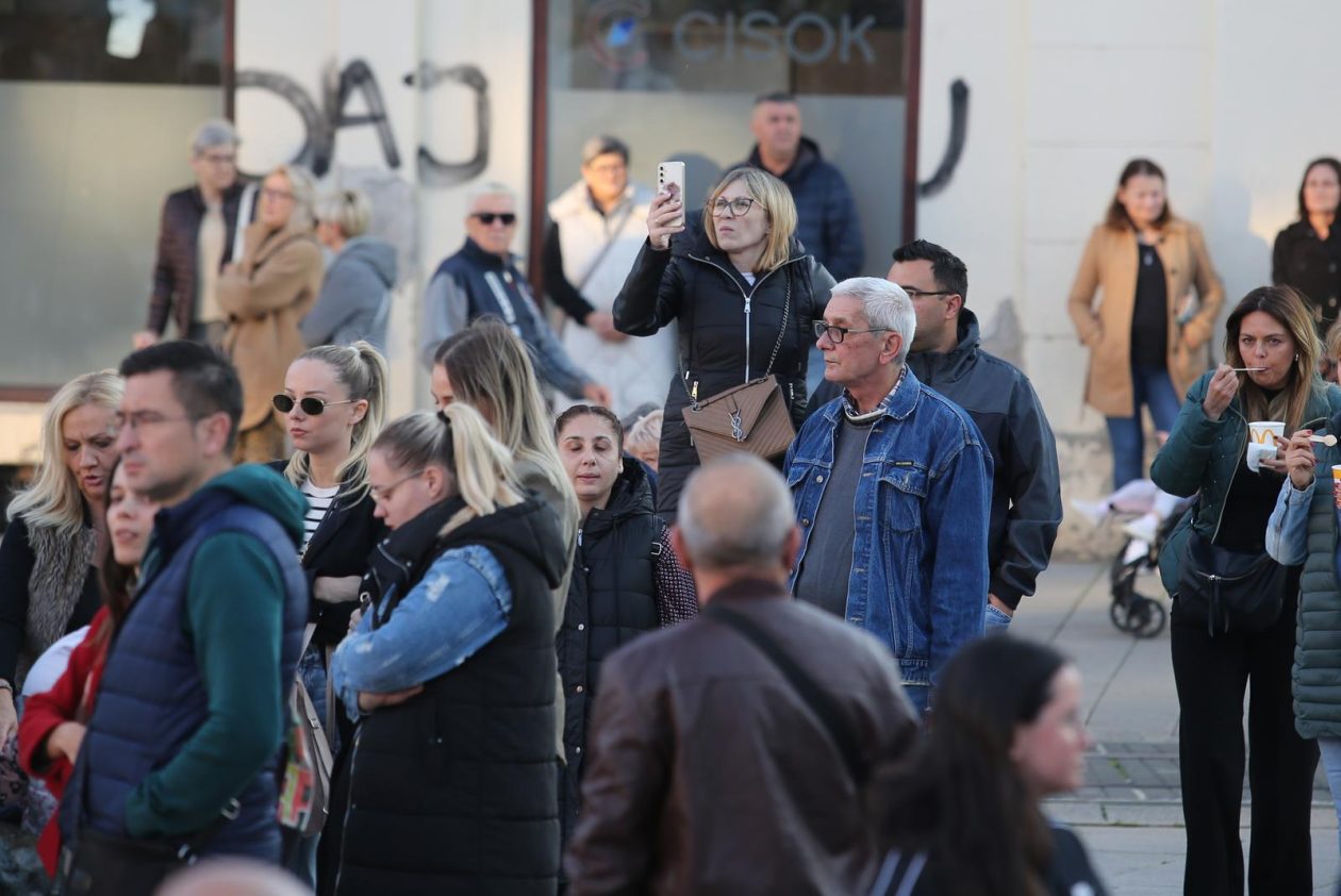 Građani Osijeka okupili se u čast pjevača Halida Bešlića