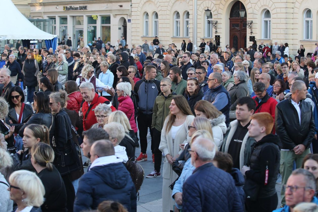 Građani Osijeka okupili se u čast pjevača Halida Bešlića