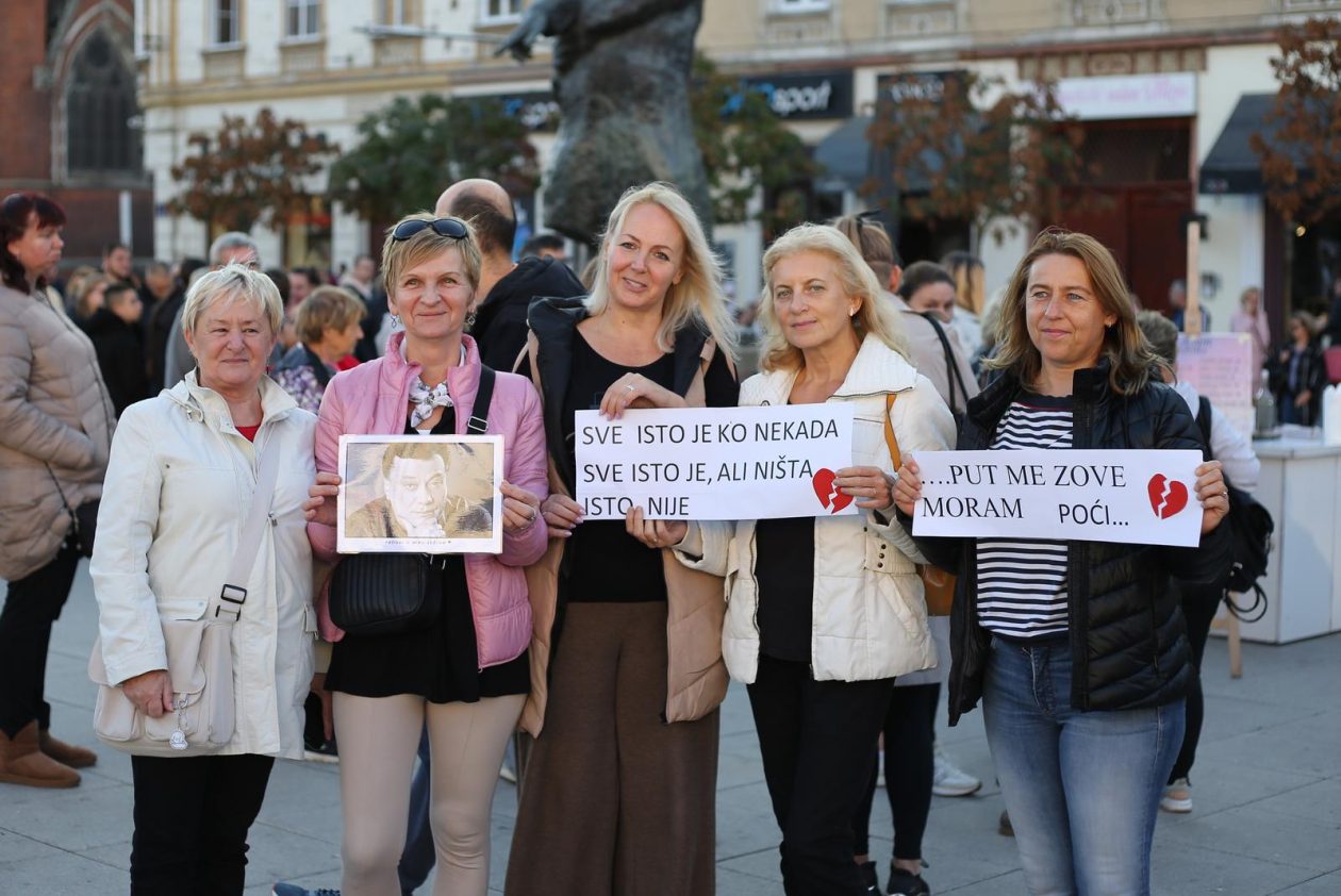 Građani Osijeka okupili se u čast pjevača Halida Bešlića