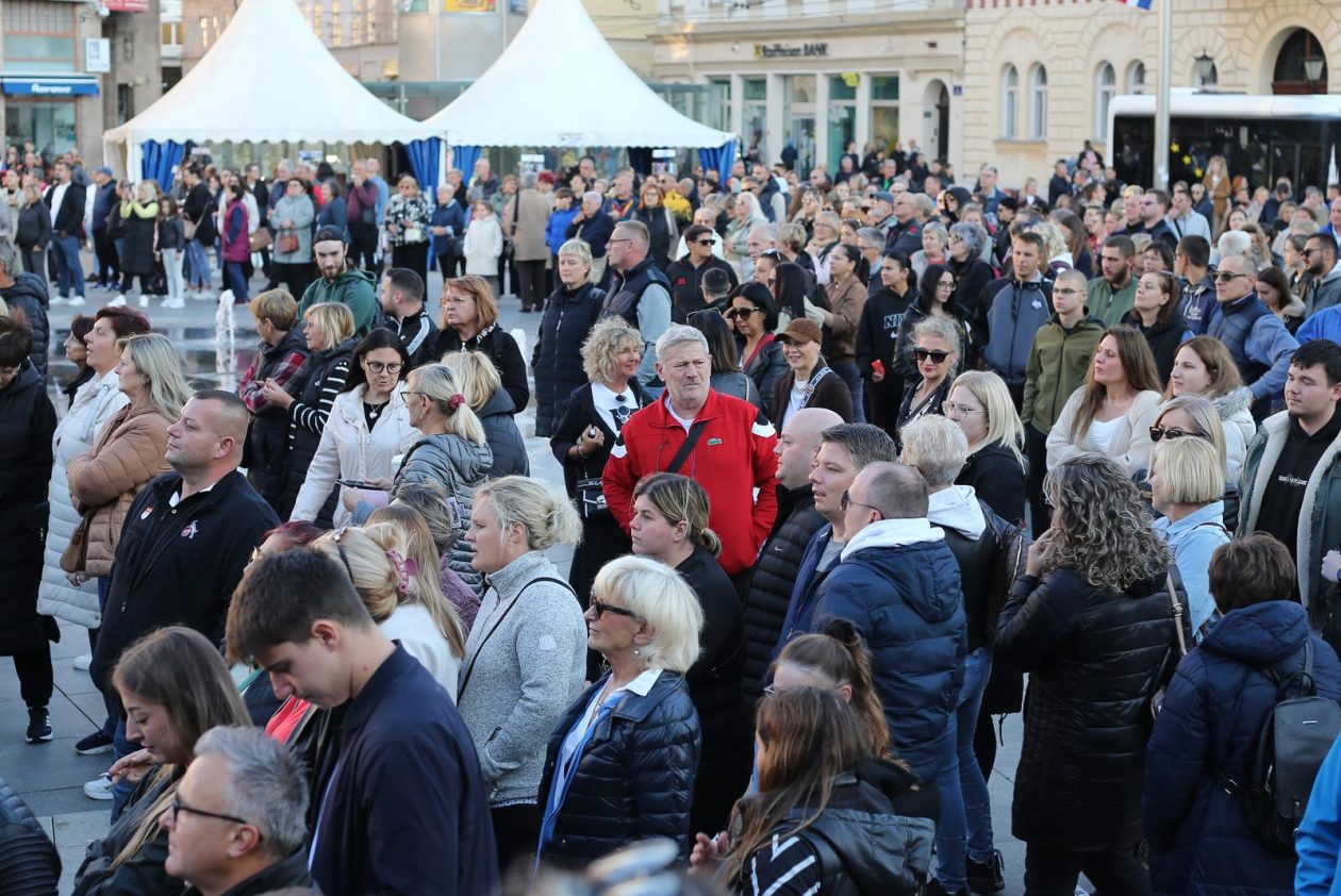 Građani Osijeka okupili se u čast pjevača Halida Bešlića
