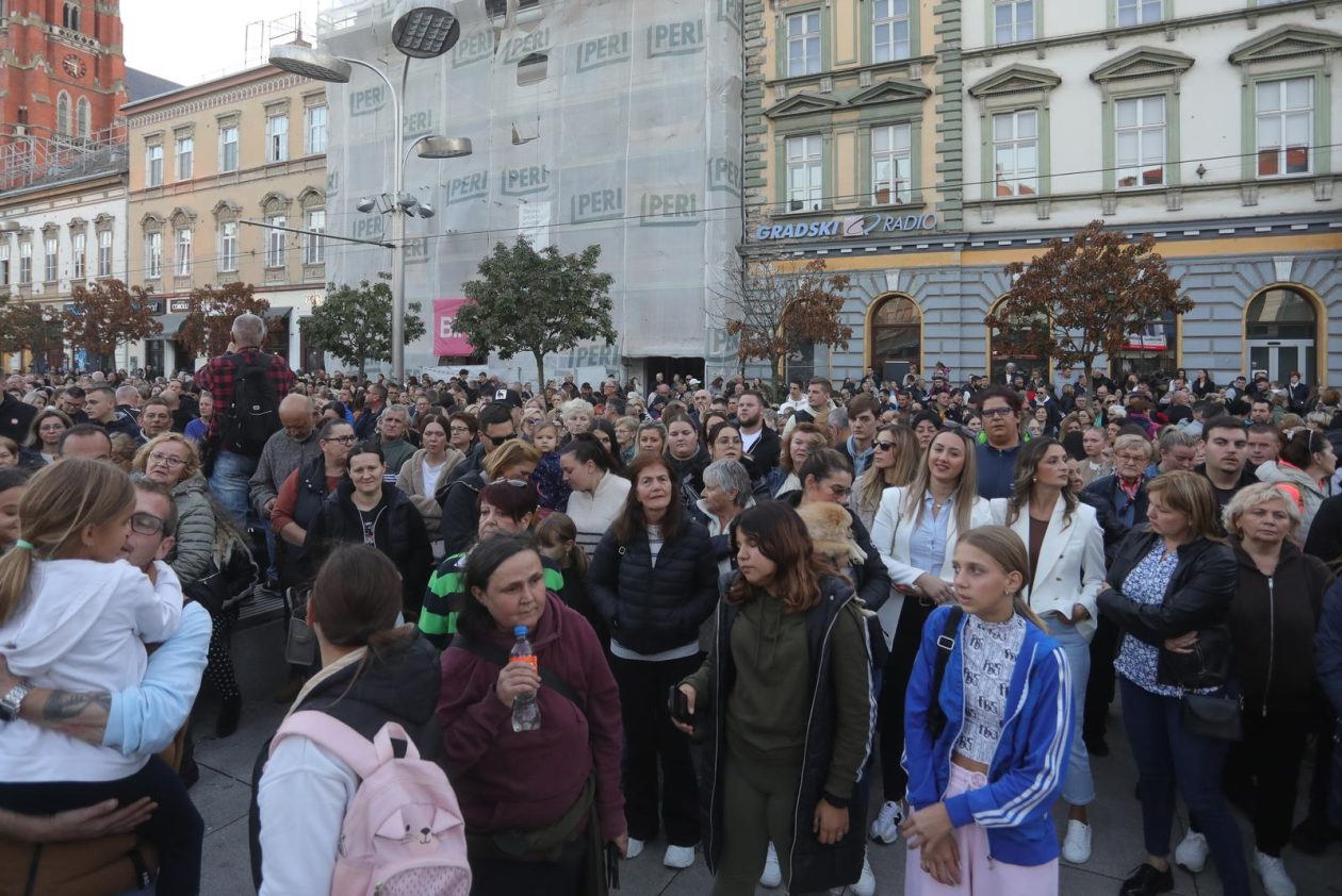 Građani Osijeka okupili se u čast pjevača Halida Bešlića